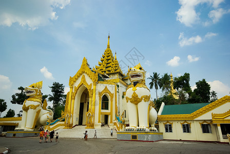 缅甸仰光2015年6月3日仰光佛寺教圣地朝者前来祷告仰光佛寺教圣地图片