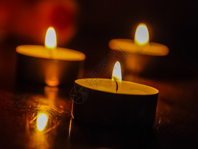 烛台上的蜡烛浪漫的灯光烛台上的蜡烛浪漫的灯光烛台上的蜡烛浪漫的灯光图片