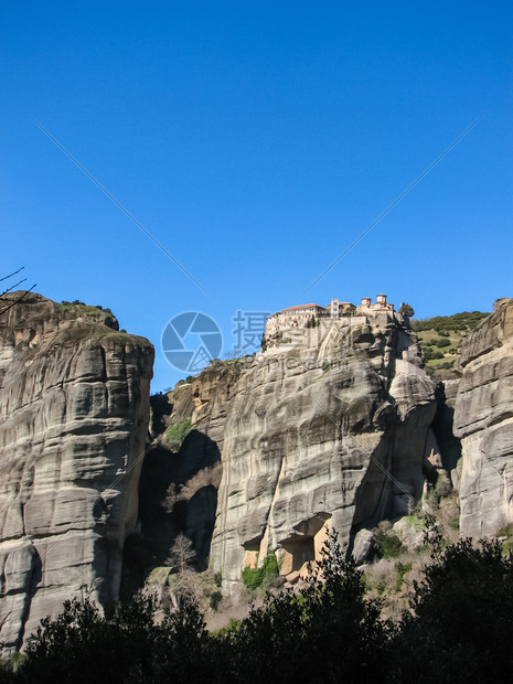 希腊岩石上的中特罗拉修道院古代建筑图片