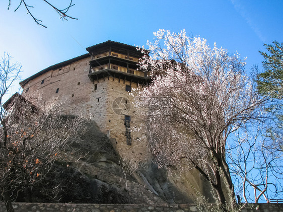 希腊岩石上的中特罗拉修道院古代建筑图片