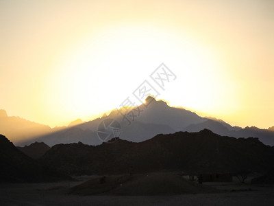 日落时埃及沙漠日落时埃及沙漠的景观图片