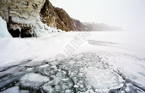 贝加尔岛的冬天湖面冰雪冬天贝加尔岛自然的美丽白加尔岛的冬天湖面冰雪背景图片