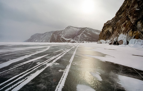 贝加尔岛的冬天湖面冰雪冬天贝加尔岛自然的美丽白加尔岛的冬天湖面冰雪图片