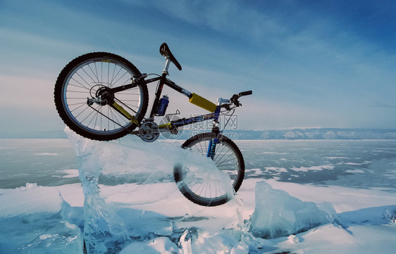2015年月4日俄罗斯Baikal在Baikal冰上骑自行车在冬季骑自行车走过Baikal在Baikal冰上骑自行车在冬季骑自行图片