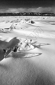 贝加尔岛的冬天湖面冰雪冬天贝加尔岛自然的美丽白加尔岛的冬天湖面冰雪图片