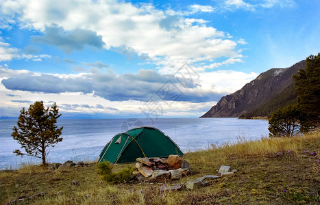 俄罗斯Baikal2015年月4日Baikal海岸的帐篷游客休息Baikal海岸的帐篷游客休息图片