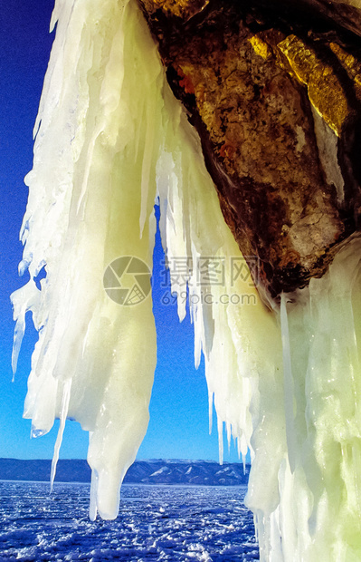 贝加尔岛的冬天湖面冰雪冬天贝加尔岛自然的美丽白加尔岛的冬天湖面冰雪图片