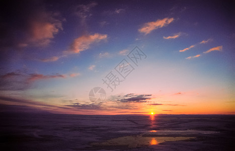 白卡尔湖日落美丽的天线风景图片