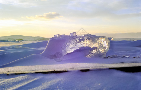 贝加尔岛的冬天湖面冰雪冬天贝加尔岛自然的美丽白加尔岛的冬天湖面冰雪图片