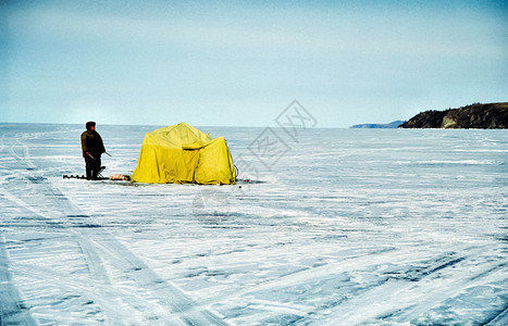 俄罗斯Baikal2015年月4日Baikal海岸的帐篷游客休息Baikal海岸的帐篷游客休息图片