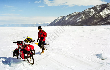 2015年月4日俄罗斯Baikal在Baikal冰上骑自行车在冬季骑自行车走过Baikal在Baikal冰上骑自行车在冬季骑自行图片