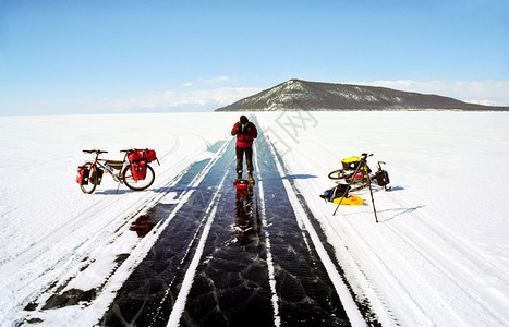 2015年月4日俄罗斯Baikal在Baikal冰上骑自行车在冬季骑自行车走过Baikal在Baikal冰上骑自行车在冬季骑自行图片