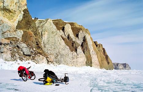 Baikal冰上骑自行车冬季走过Baikal冬季骑自行车走过Baikal冰上骑自行车冬季走过Baikal图片