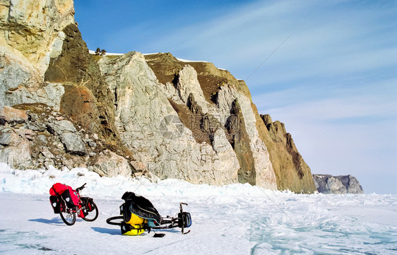 Baikal冰上骑自行车冬季走过Baikal冬季骑自行车走过Baikal冰上骑自行车冬季走过Baikal图片