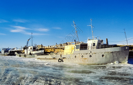 Baikal和Baikal的码头船只和Baikal的冷冻港口Baikal的码头船只和图片