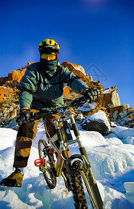 Baikal冰上骑自行车冬季走过Baikal冬季骑自行车走过Baikal冰上骑自行车冬季走过Baikal图片