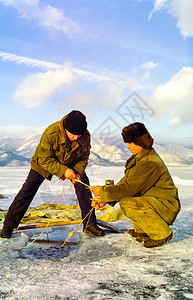 俄罗斯Baikal2015年月4日在Baikal冰上冬季捕鱼渔民从事冬季捕鱼在Baikal冰上冬季捕鱼渔民从事冬季捕鱼图片