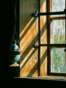 灯光挂在木制窗户上面有铁条灯光挂在木制窗户上面有铁条图片