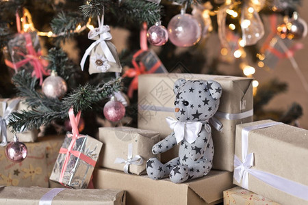 在圣诞树下面的礼物盒里装有软玩具熊在932树下面的圣诞礼物里图片