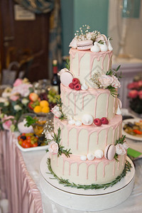 一个巨大的四层婚礼蛋糕装饰了9672年的浆果和贝壳图片