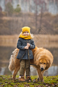 湖边女孩牵着警犬图片