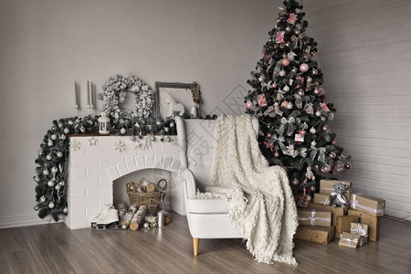 一个舒适的圣诞照片拍摄地点圣诞节舒适的地方圣诞树和白椅子都烧焦了9312背景图片