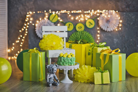 照片制厂的黄绿色地区以庆祝儿童一岁生日背景图片