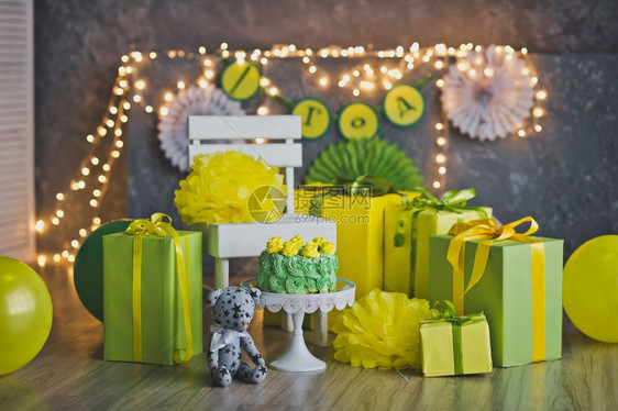 照片制厂的黄绿色地区以庆祝儿童一岁生日图片
