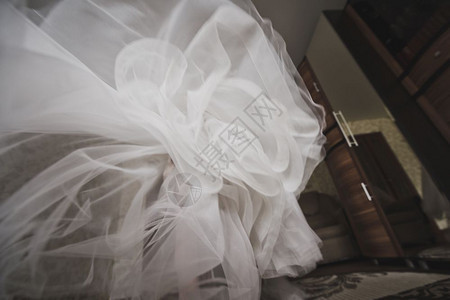 婚礼前挂在门上的婚纱优雅的层次婚礼礼服前的仪式9244图片