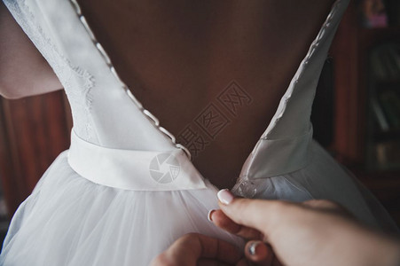 给新娘穿上婚纱的过程女朋友按紧婚纱新娘9368图片