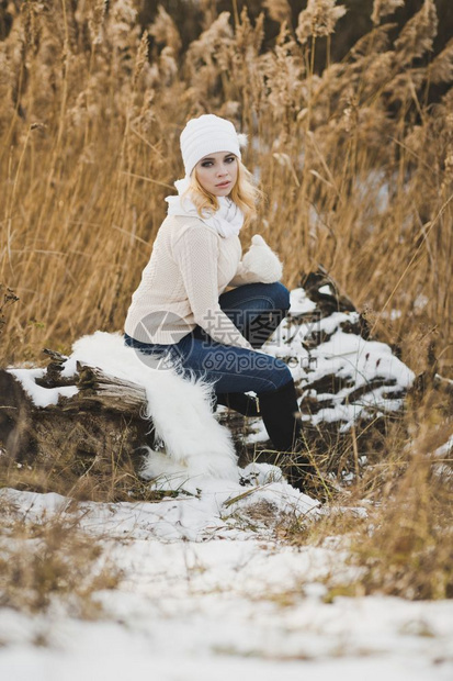 一个女孩在红雪覆盖厚的稻草中冬天画像图片