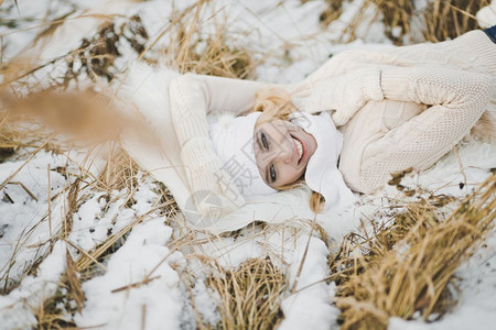 女孩躺在雪地和干草上一个女孩躺在雪地上的肖像覆盖了9160片干草图片