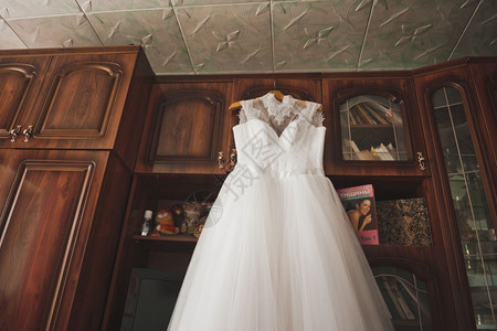 新娘的婚纱挂在936室的衣架上图片