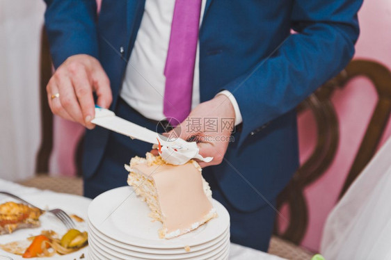 夫妻双方为招待客人共度了9280份结婚蛋糕图片