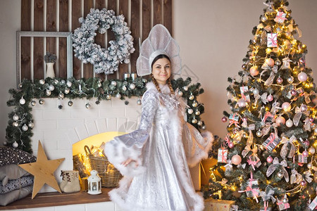在新年装饰的圣诞树上穿成老人917的雪梅登孙女孩图片