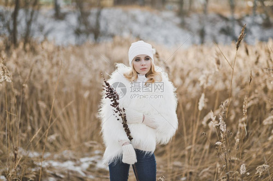 穿着白色衣服的女孩在红色Reeds915中图片