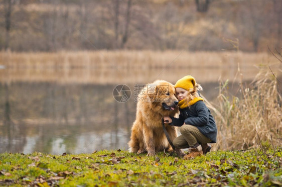 一位小姑娘在湖上走着一只大狗在981湖上图片