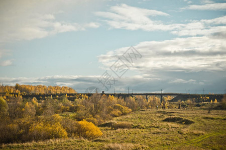 自然和铁路的金色秋风景横跨185峡谷的铁路桥图片