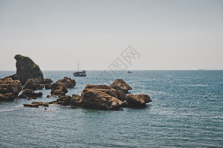 海面涌出巨大的石8629号港入口前的美丽石头图片