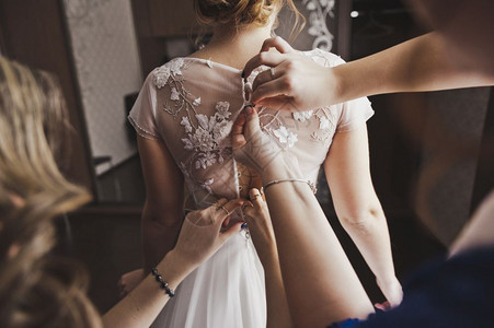 新娘礼服的加工设备新娘的伴帮助穿840件礼服图片