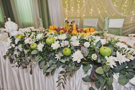 装饰桌边的花朵和水果83图片