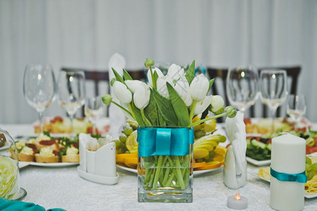 一束白玫瑰作为节日桌的装饰品节日桌装饰品加8796图片