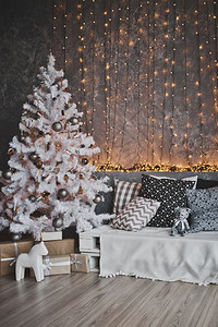 带新年装饰品的舒适房间带白色圣诞树和846号灯光的园地房间图片