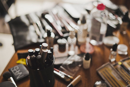 配有瓶子和化妆刷的桌用于专业化妆申请8025图片