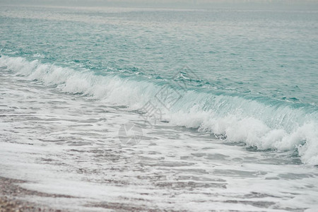 海浪在小石头的岸上8602冲浪的图片