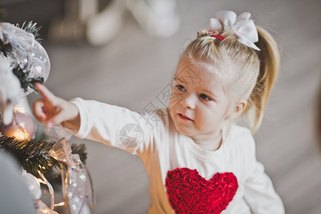 婴儿毛衣图案以巨大的红心形式出现一个胸前有心脏的孩子7230图片