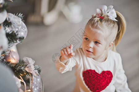 婴儿毛衣模式以巨大的红心形式胸前有脏的723个孩子图片