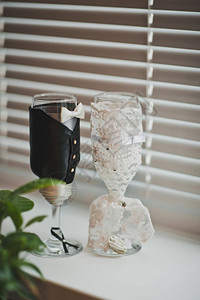新娘和郎的眼镜装在酒杯的服里764背景图片