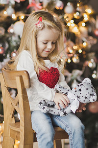 坐在圣诞树旁边的小女孩等待奇迹的到来期待新7310年到来图片