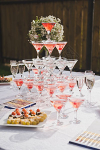 一张有零食和香槟杯金字塔的桌子美丽假日桌还有零食和725眼镜的金字塔图片